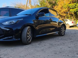 2021 Toyota Yaris IV, чёрный, 1000050 рублей, вид 4