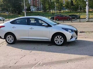 2021 Hyundai Solaris II Рестайлинг, серебристый, 1800000 рублей, вид 3
