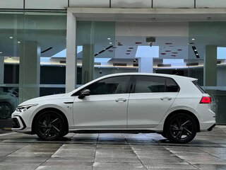 2023 Volkswagen Golf VIII, белый, 1850000 рублей, вид 3