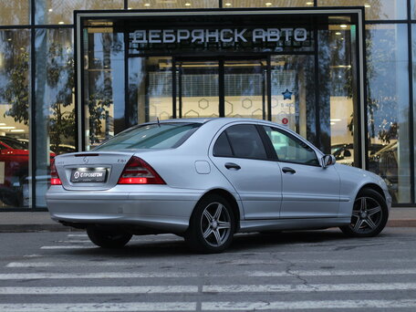 2006 Mercedes-Benz C-Класс 200 II (W203) Рестайлинг, серебристый, 990000 рублей, вид 2