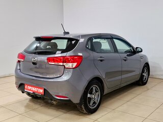 2017 Kia Rio III Рестайлинг, серый, 935000 рублей, вид 4
