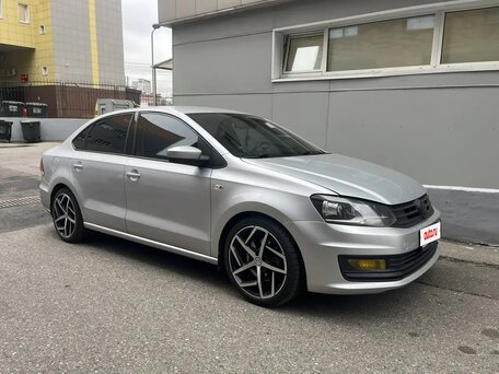 2016 Volkswagen Polo V Рестайлинг, серебристый, 860000 рублей, вид 1