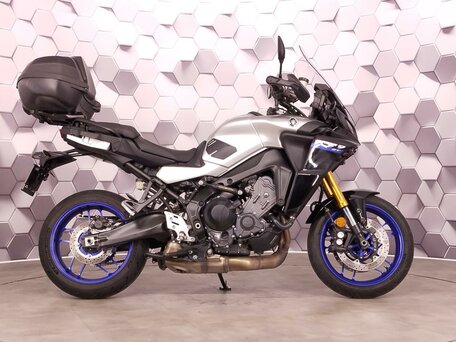 2022 Yamaha MT-09 Tracer (FJ-09), серебристый, 1377000 рублей, вид 3