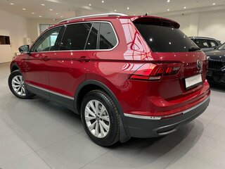 2020 Volkswagen Tiguan II Рестайлинг, красный, 2998000 рублей, вид 4