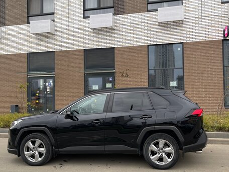 2021 Toyota RAV4 V (XA50), чёрный, 3150000 рублей, вид 4
