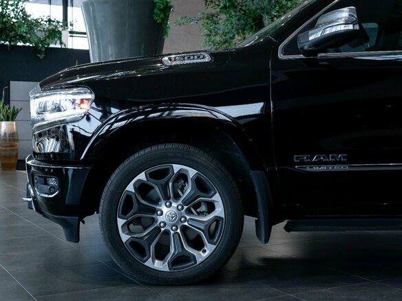 2023 Ram 1500 Crew Cab eTorque V, чёрный, 9500000 рублей - вид 2