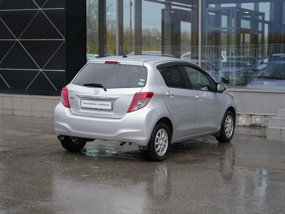 2012 Toyota Vitz III (XP130), серый, 810000 рублей - вид 4