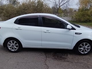 2013 Kia Rio III, белый, 750000 рублей, вид 4