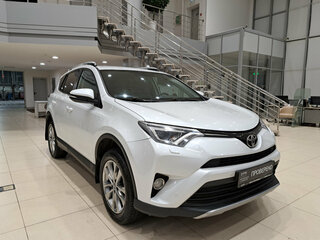 2018 Toyota RAV4 IV (XA40) Рестайлинг, белый, 2050000 рублей, вид 3