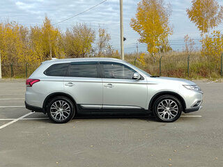 2018 Mitsubishi Outlander III Рестайлинг 2, серебристый, 1629000 рублей, вид 4