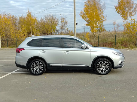 2018 Mitsubishi Outlander III Рестайлинг 2, серебристый, 1570000 рублей, вид 4