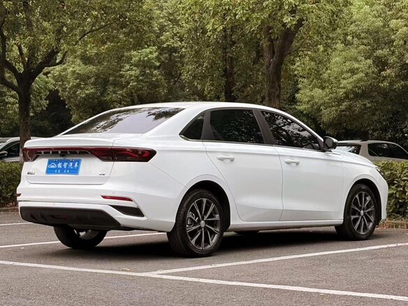 2026 Geely Emgrand III, белый, 1577700 рублей - вид 4