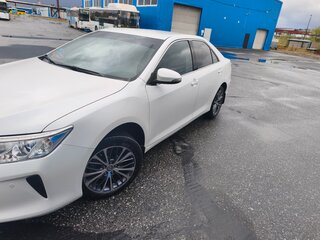 2015 Toyota Camry VII (XV50) Рестайлинг, белый, 2100000 рублей, вид 3