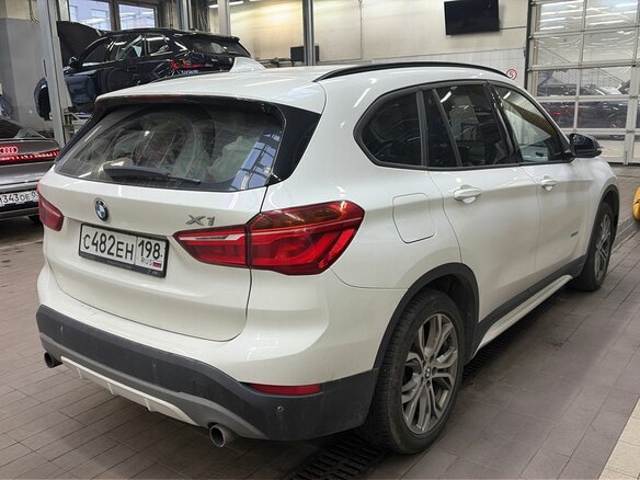 2017 BMW X1 20i xDrive II (F48), белый, 1850000 рублей - вид 1