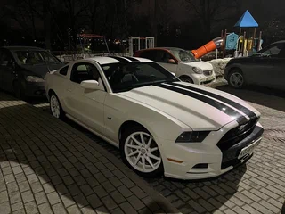 2012 Ford Mustang V Рестайлинг, белый, 2300000 рублей, вид 4