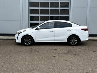 2021 Kia Rio IV Рестайлинг, белый, 1300000 рублей, вид 2