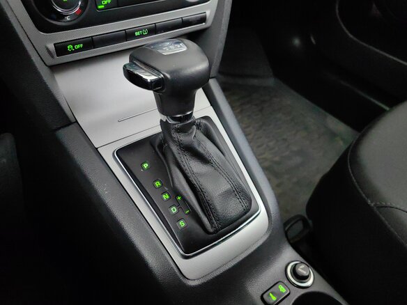 2011 Skoda Octavia II (A5) Рестайлинг, белый - вид 16