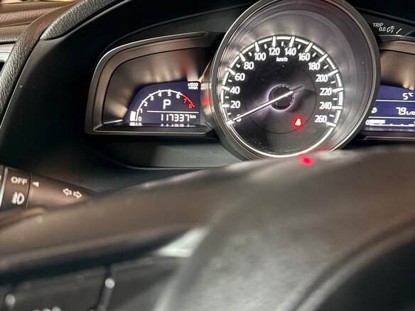2018 Mazda 3 III (BM) Рестайлинг, красный, 1550000 рублей - вид 4