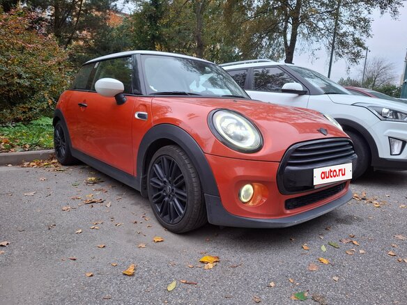 2021 Mini Hatch Cooper III (F55/F56) Рестайлинг, оранжевый, 2250000 рублей - вид 3