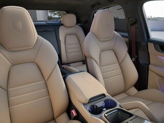 2026 Porsche Cayenne GTS Coupé III Рестайлинг, красный, 25700000 рублей, вид 3