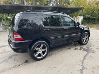 1999 Mercedes-Benz M-Класс 320 I (W163), чёрный, 650000 рублей, вид 2