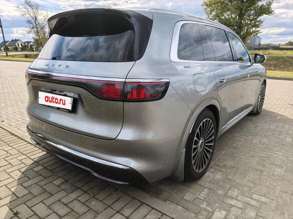 2025 Aito M8 53.4 kWh I, серебристый, 8500000 рублей - вид 3