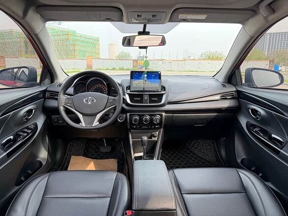 2022 Toyota Yaris IV, красный, 1165000 рублей - вид 11