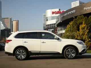 2020 Mitsubishi Outlander III Рестайлинг 3, белый, 2678000 рублей, вид 3