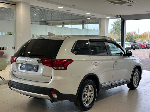 2018 Mitsubishi Outlander III Рестайлинг 2, белый, 1897000 рублей - вид 3
