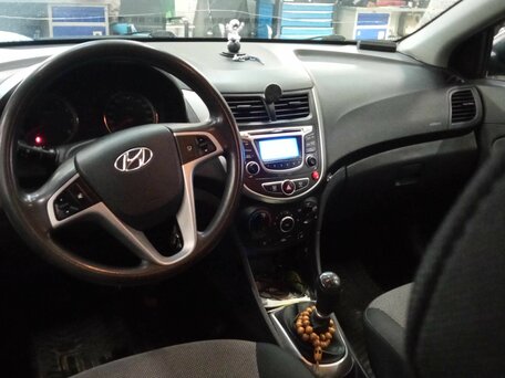 2013 Hyundai Solaris I, чёрный, 635000 рублей, вид 5