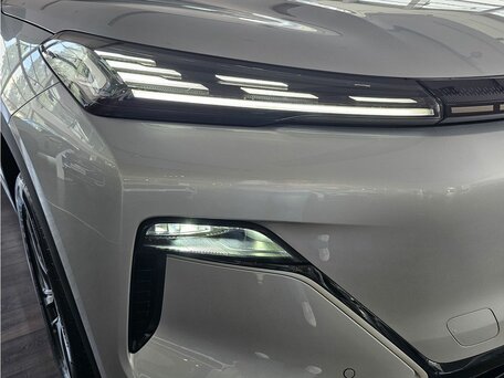 2026 Geely EX5 Гибрид EM-R, серебристый, 3829990 рублей, вид 4
