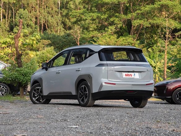 2025 Aion Y Plus 68.2 kWh, серый, 1710000 рублей - вид 4