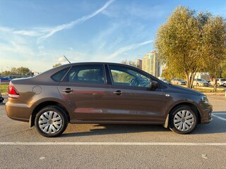 2016 Volkswagen Polo V Рестайлинг, коричневый, 900000 рублей, вид 3
