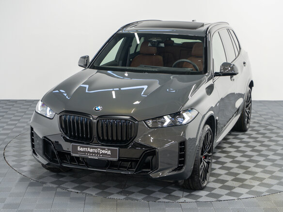 2025 BMW X5 40i IV (G05/G18) Рестайлинг, серый - вид 34