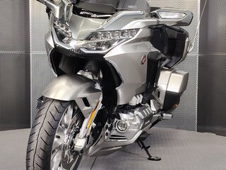 2024 Honda GL 1800 Gold Wing, серебристый, 3099000 рублей, вид 3