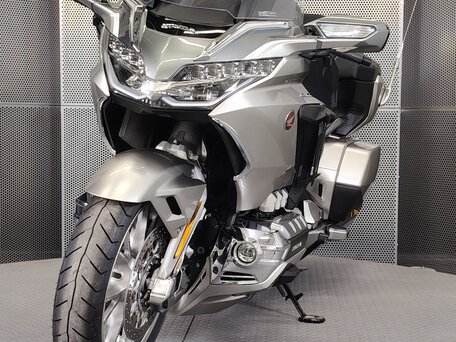 2024 Honda GL 1800 Gold Wing, серебристый, 3099000 рублей, вид 3