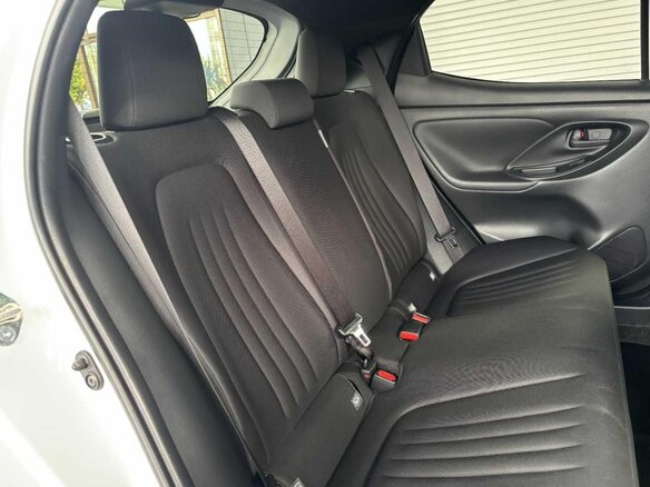 2023 Toyota Yaris IV, белый, 1052000 рублей - вид 26