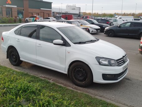 2015 Volkswagen Polo V Рестайлинг, белый, 450000 рублей, вид 3