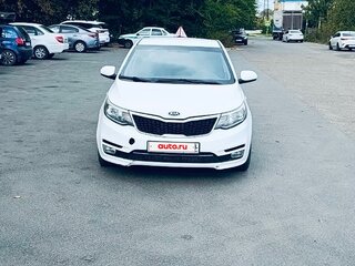 2016 Kia Rio III Рестайлинг, белый, 1100000 рублей, вид 3