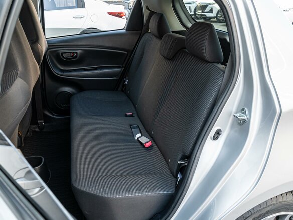 2017 Toyota Vitz III (XP130) Рестайлинг 2, серый, 990000 рублей - вид 6
