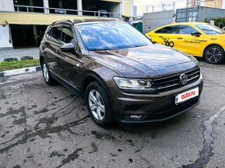 2017 Volkswagen Tiguan II, коричневый, 2350000 рублей, вид 2
