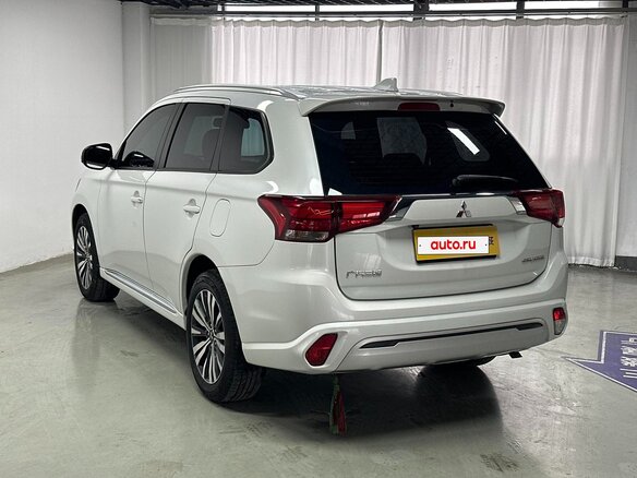 2021 Mitsubishi Outlander III Рестайлинг 3, белый, 1987700 рублей - вид 8