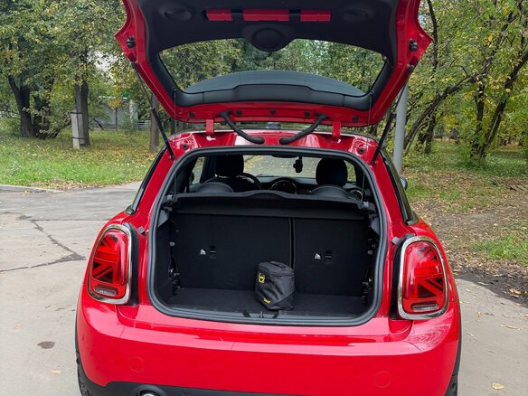 2020 Mini Hatch Cooper III (F55/F56) Рестайлинг, красный, 3500000 рублей - вид 7