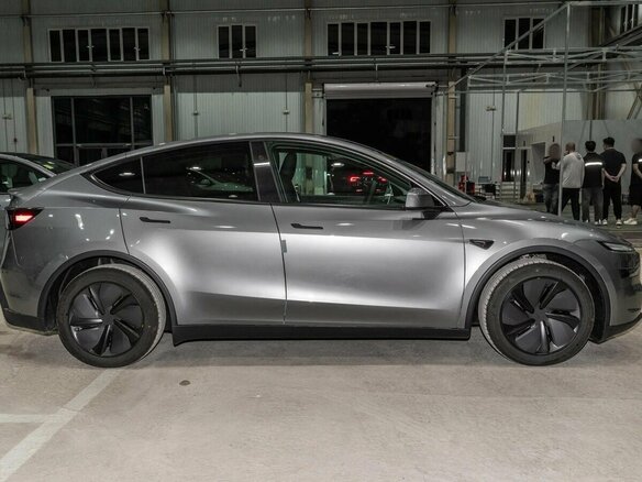 2025 Tesla Model Y Long Range I Рестайлинг, серебристый, 7639800 рублей - вид 7
