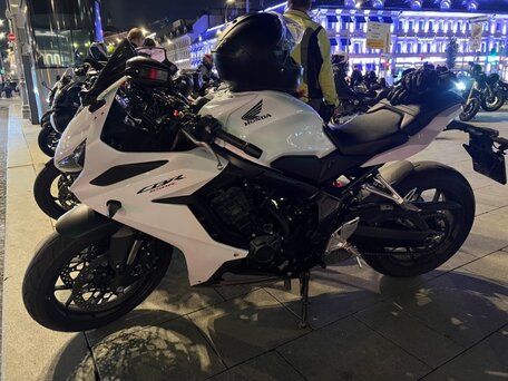 2024 Honda CBR 650R, белый, 999999 рублей, вид 3