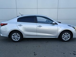 2021 Kia Rio IV Рестайлинг, серый, 1550000 рублей, вид 4