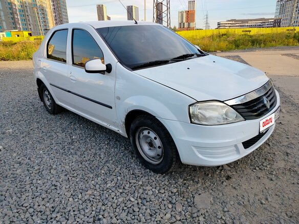 2013 Renault Logan I Рестайлинг, белый, 330000 рублей - вид 1