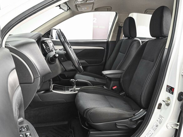 2017 Mitsubishi Outlander III Рестайлинг 2, белый, 1908000 рублей - вид 9