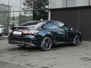 2022 Toyota Camry VIII (XV70) Рестайлинг, чёрный, 3830000 рублей, вид 4