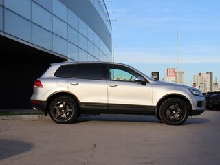 2012 Volkswagen Touareg II, серебристый, 1800000 рублей, вид 4